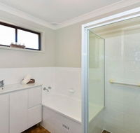 The Noraville House Large Family Home - Hotel Accommodation