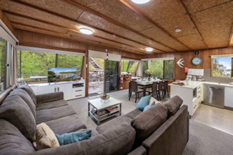 Boats And Bedzzz Houseboat Stays & Renmark River Villas - Hotel Accommodation 0