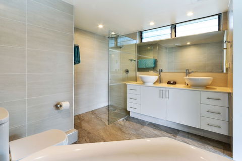 Poinciana 101 3 Bedroom Renovated Spacious 3 Bedroom Central Location With Golf Buggy - Hotel Accommodation 3