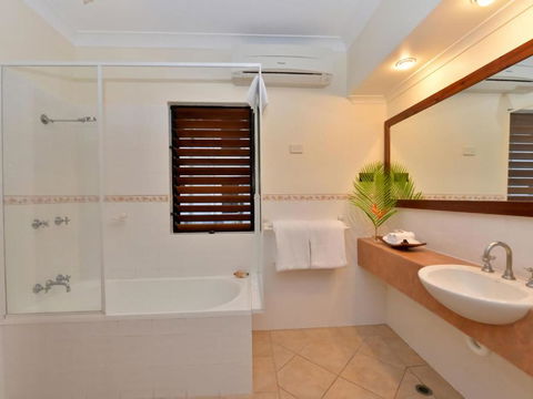 Poolside At Hibiscus - Hotel Accommodation 3