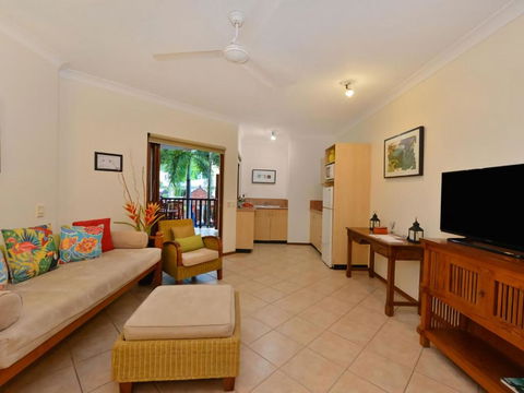 Poolside At Hibiscus - Hotel Accommodation 1