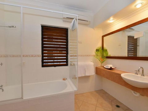 Poolside At Hibiscus - Hotel Accommodation 2