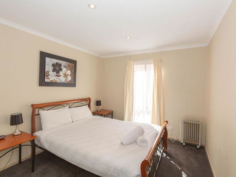 Acacia 5 / 2 Kirwan Close - Hotel Accommodation 2
