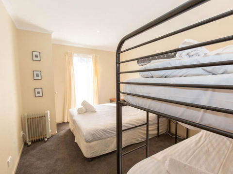 Acacia 5 / 2 Kirwan Close - Hotel Accommodation 4