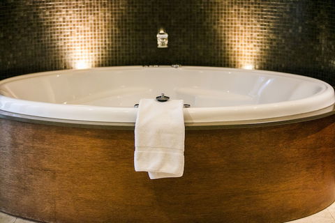 Hepburn Spa Pavilions - Hotel Accommodation 5