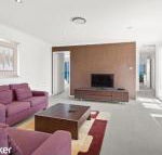 Absolute Waterfront at Anna Bay - Hotel Accommodation