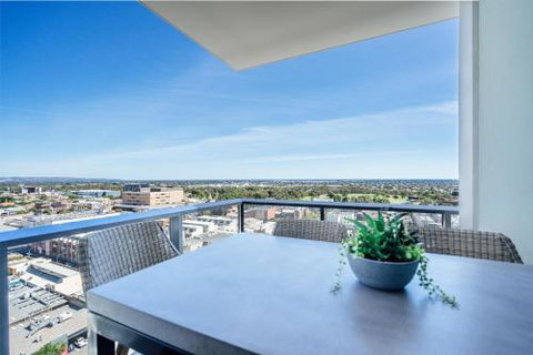 A Cut Above The West Pool Rooftop Bar Gym Wifi - Hotel Accommodation 1