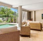 The Stanwell Beach Glass House beach  pool - Hotel Accommodation