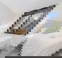 HomeHotel Stylish Apt next to Train  Westfield - Hotel Accommodation