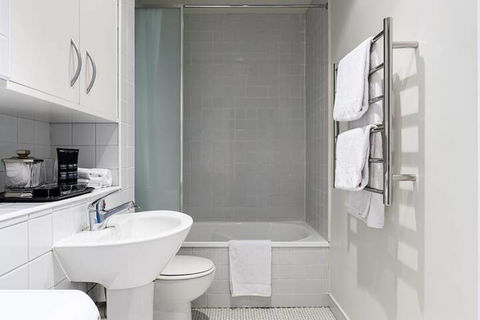 LUCY Laneway Art Fed Square Bars & Flinderst St. Station - Hotel Accommodation 4