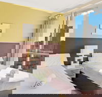 Holiday Holiday Chevron Renaissance - Hotel Accommodation