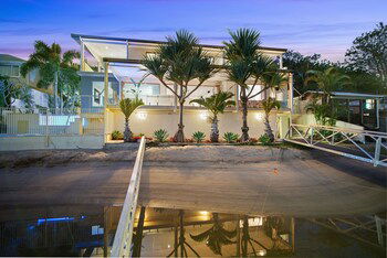 Broadbeach Waters QLD Hotel Accommodation