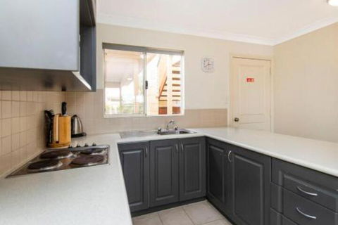 Lakeside Holiday Apartments - Hotel Accommodation 7