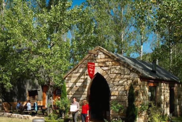 Cordeaux Heights NSW Hotel Accommodation