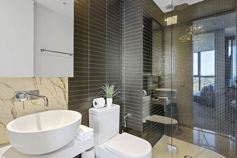 LAURENT Views Of MCG & Yarra River + Fed Square - Hotel Accommodation 5