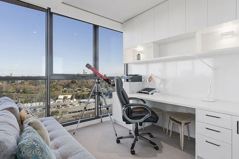 LAURENT Views Of MCG & Yarra River + Fed Square - Hotel Accommodation 3