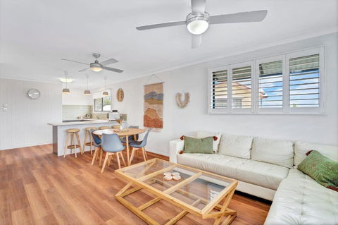 Rainbow Breezes 4 Rainbow Beach Townhouse With Breath Taking Ocean Views To Fraser Island - Hotel Accommodation 1
