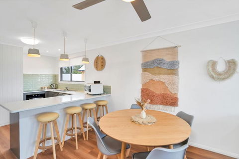 Rainbow Breezes 4 Rainbow Beach Townhouse With Breath Taking Ocean Views To Fraser Island - Hotel Accommodation 4
