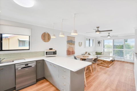 Rainbow Breezes 4 Rainbow Beach Townhouse With Breath Taking Ocean Views To Fraser Island - Hotel Accommodation 6