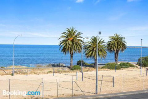 Bayline Beachfront Apartment No 4 - Hotel Accommodation 2