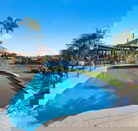 Schirmann Waterfront Home - Hotel Accommodation