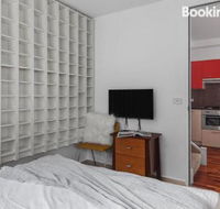 Heart of Sandringham Apartment by Ready Set Host - Hotel Accommodation