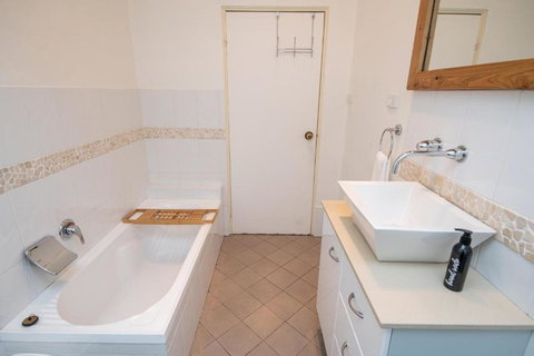 Lords Cottage Charming CBD Home Pet Friendly - Hotel Accommodation 4