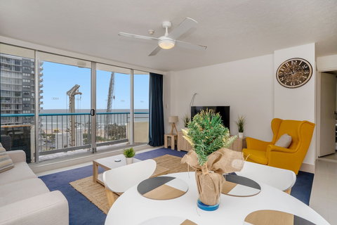 Beachside Views With Pool & Netflix - Hotel Accommodation 2