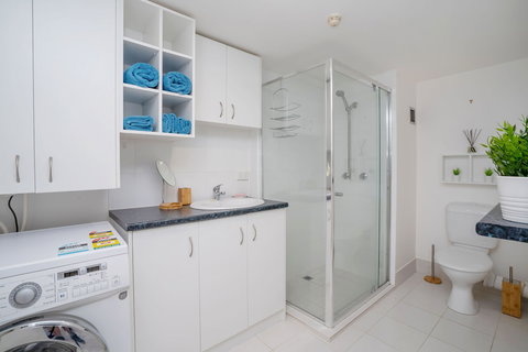 Beachside Views With Pool & Netflix - Hotel Accommodation 3