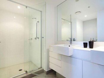 Panoramic Views At Sub Penthouse Apt - Hotel Accommodation 3