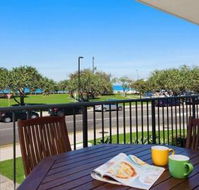 Kings Beach Ocean Front Views Private Balcony overlooking Kings Beach - Hotel Accommodation