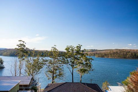 Home On The Water 21 Evans St. Lake Conjola - Hotel Accommodation 1