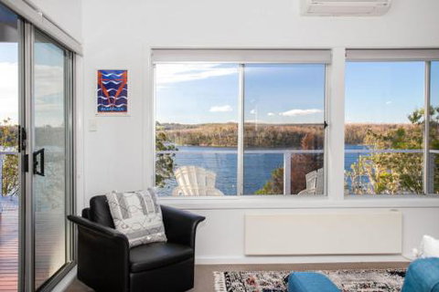 Home On The Water 21 Evans St. Lake Conjola - Hotel Accommodation 5