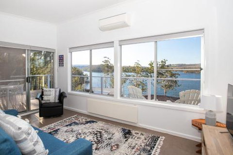 Home On The Water 21 Evans St. Lake Conjola - Hotel Accommodation 3