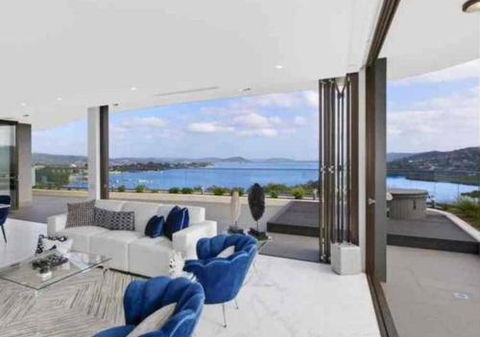 Stylish Penthouse With Views & Jacuzzi - Hotel Accommodation 6