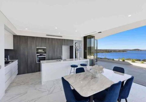 Stylish Penthouse With Views & Jacuzzi - Hotel Accommodation 1