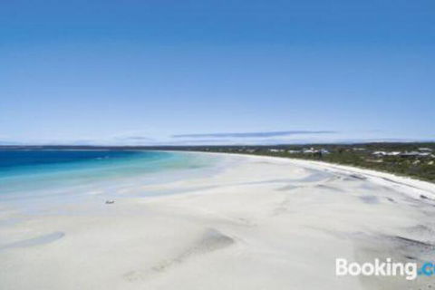 A One One Two At Island Beach - Hotel Accommodation 0