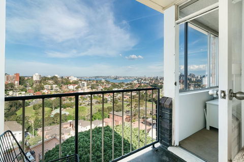 Bright And Sunny Studio Apartment - Hotel Accommodation 4