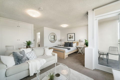 Bright And Sunny Studio Apartment - Hotel Accommodation 3