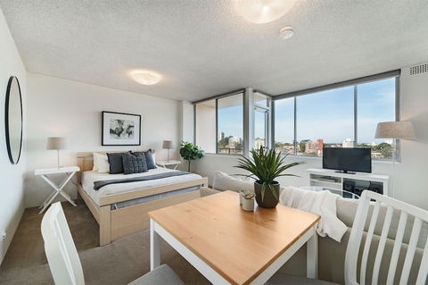 Bright And Sunny Studio Apartment - Hotel Accommodation 1