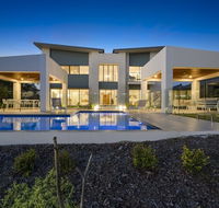 Luxury Canal Front Holiday House Raptor Pde Banksia Beach - Hotel Accommodation