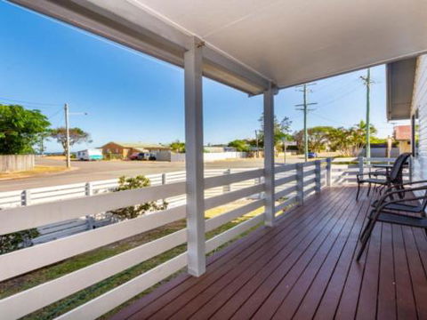 Dog Lovers Retreat Beachmere - Hotel Accommodation 1