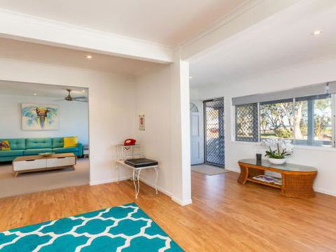 Dog Lovers Retreat Beachmere - Hotel Accommodation 4
