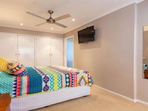 Dog Lovers Retreat Beachmere - Hotel Accommodation 6