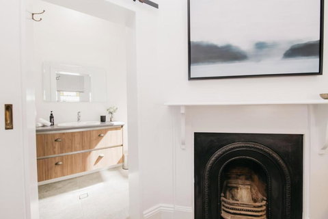 Dimby Cottage Beautifully Restored Heritage Home - Hotel Accommodation 2