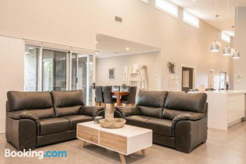 Wentworth Estate 5 Bedroom Luxury Home Sleeps 12 - Hotel Accommodation 4