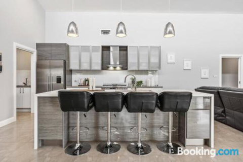 Wentworth Estate 5 Bedroom Luxury Home Sleeps 12 - Hotel Accommodation 2