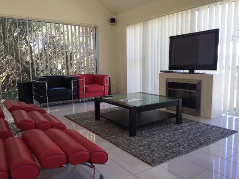 The White House Sandy Point - Hotel Accommodation 3