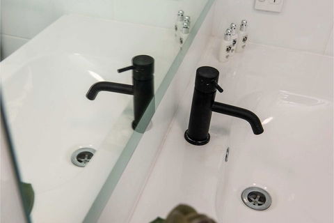 Modern 1 Bedroom Apartment Near The River And The City - Hotel Accommodation 4