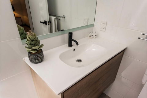 Modern 1 Bedroom Apartment Near The River And The City - Hotel Accommodation 3